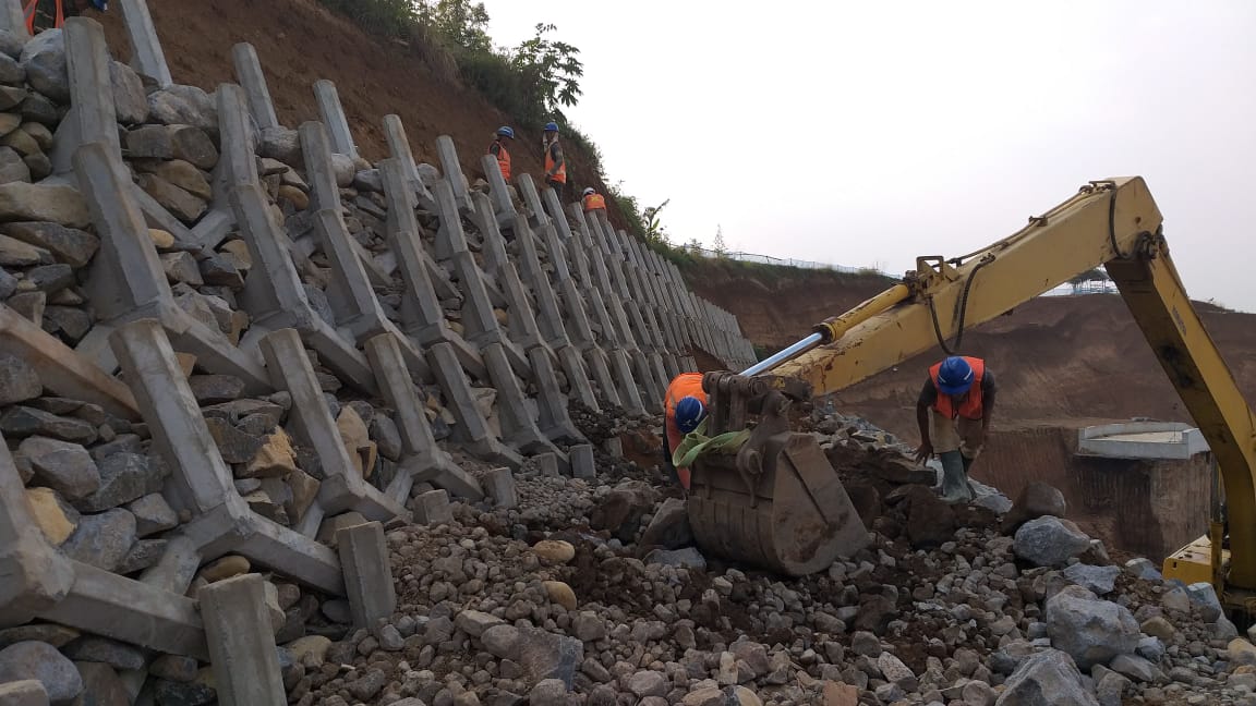 solihinplus's tweet photo. Tupro, Alhamdulillah terpasang di Lereng rawan longsor Tol Bocimi. #turap #TUPRO #turapantilongsor #antilongsor @PTJASAMARGA @IdrisAShomad https://t.co/KcNSctUKPR