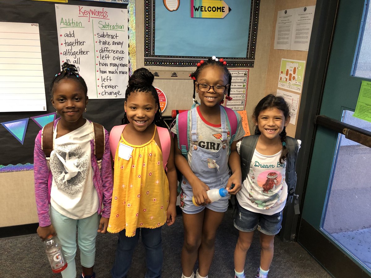 deanna_farias's tweet photo. Our 1st day back was a success! #VVUSDFirstDayofSchool18 https://t.co/YzgsTt44yD