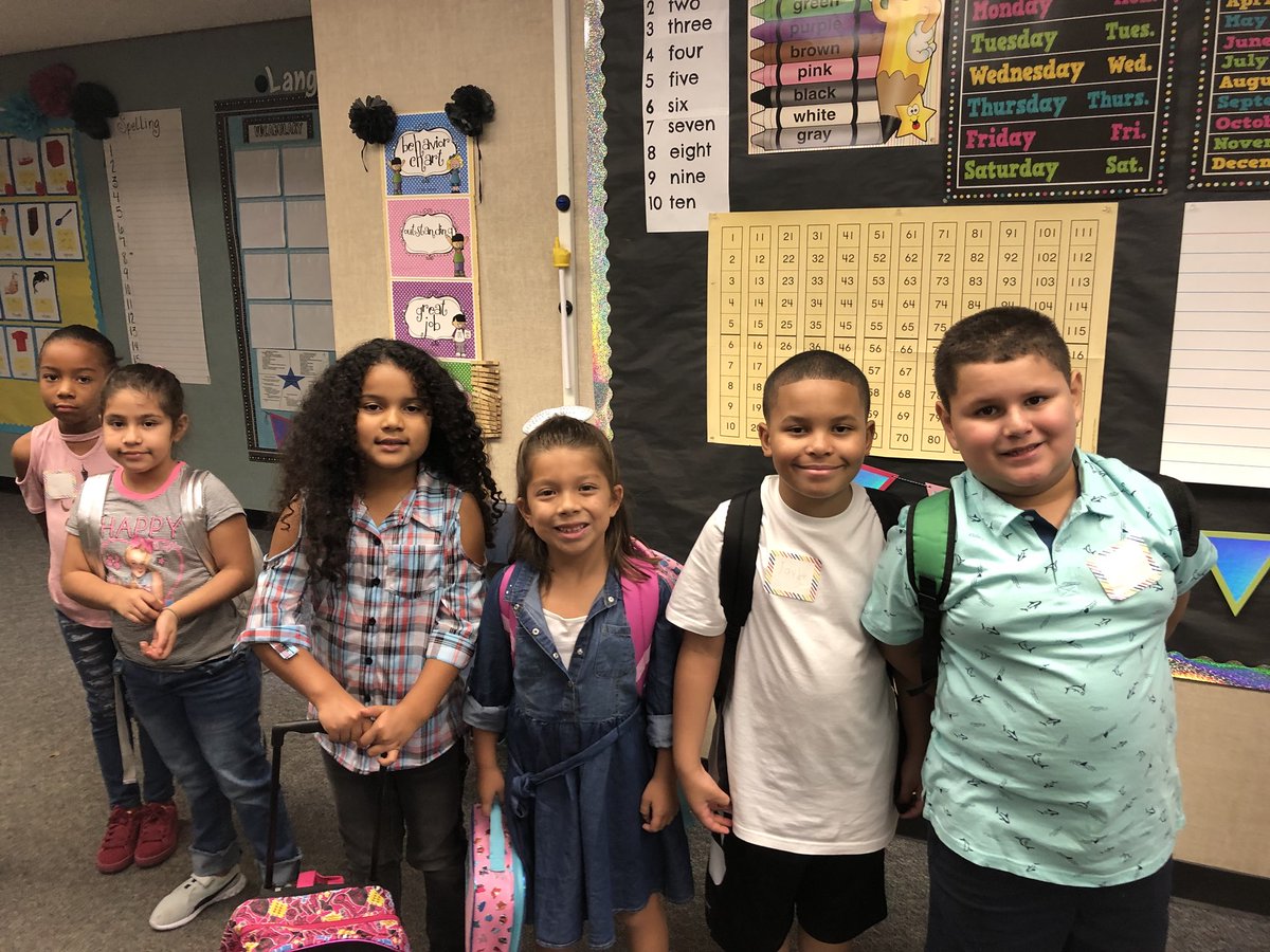 deanna_farias's tweet photo. Our 1st day back was a success! #VVUSDFirstDayofSchool18 https://t.co/YzgsTt44yD