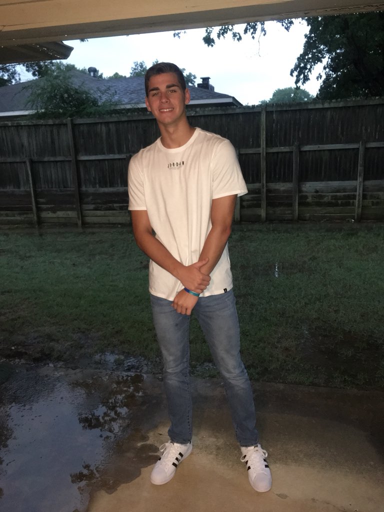 Gilm0reGirl's tweet photo. First day of 11th and 7th grade for my kiddos and Lexi is a Senior!!! #back2schoolvb https://t.co/GKApXN92Xw
