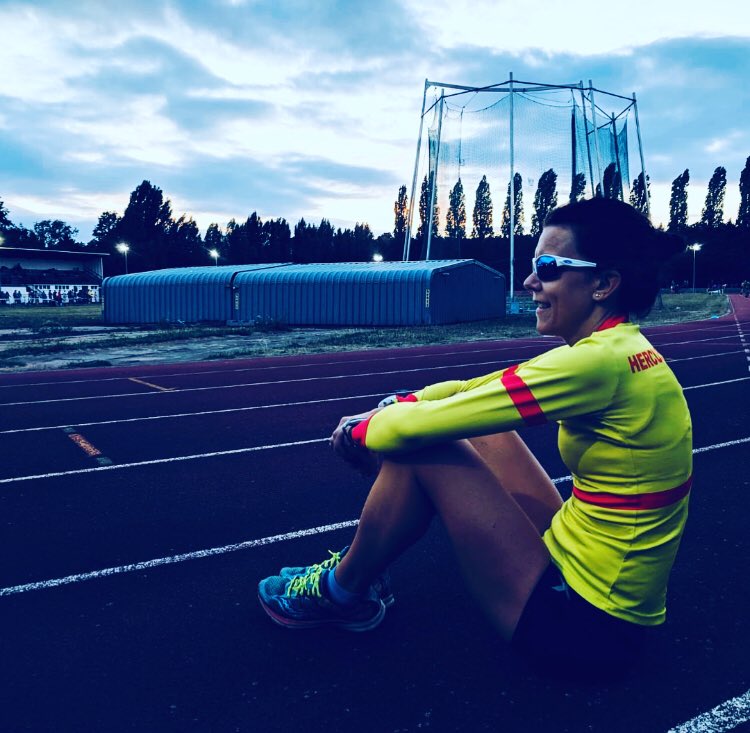 _GinaGalbraith's tweet photo. Itβs an 18:42 5000m PB at the @hercarmy 5000m festival #sub19 #pbtastic #positivethinking #mellowyellow #herculeswimbledon #hercarmy #uptheherc πππΌ https://t.co/TWFuI4hQPv