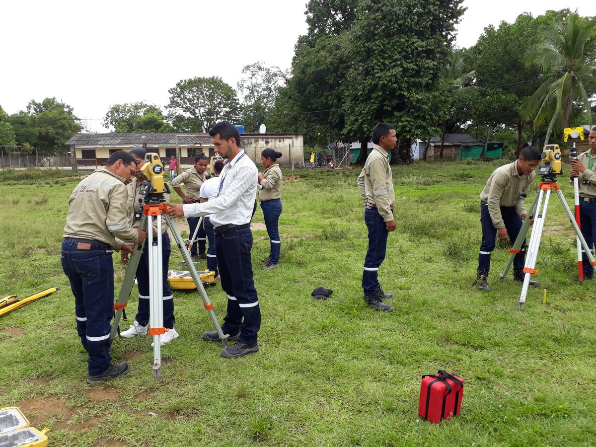 JHONjMESA23's tweet photo. La formación profesional integral va de la mano con buena experiencia y ejecución de cada actividad, @MINERI_SENACFMA, topografía, algo indispensable en labores mineras @SBDIR_SENACFMA @CformaSenacfma @SenaCfma https://t.co/gCbAuP45qL