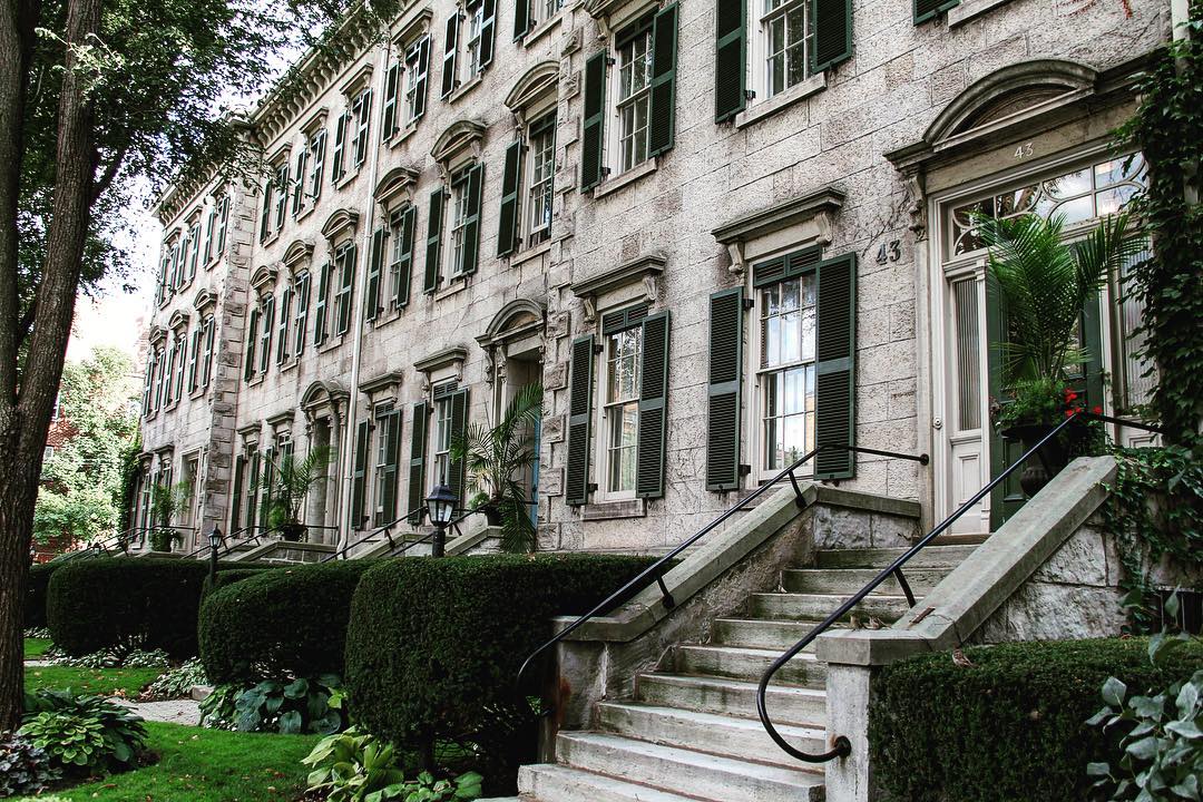 Do you know where you can find this row of stunning #HamOnt apartments?⠀