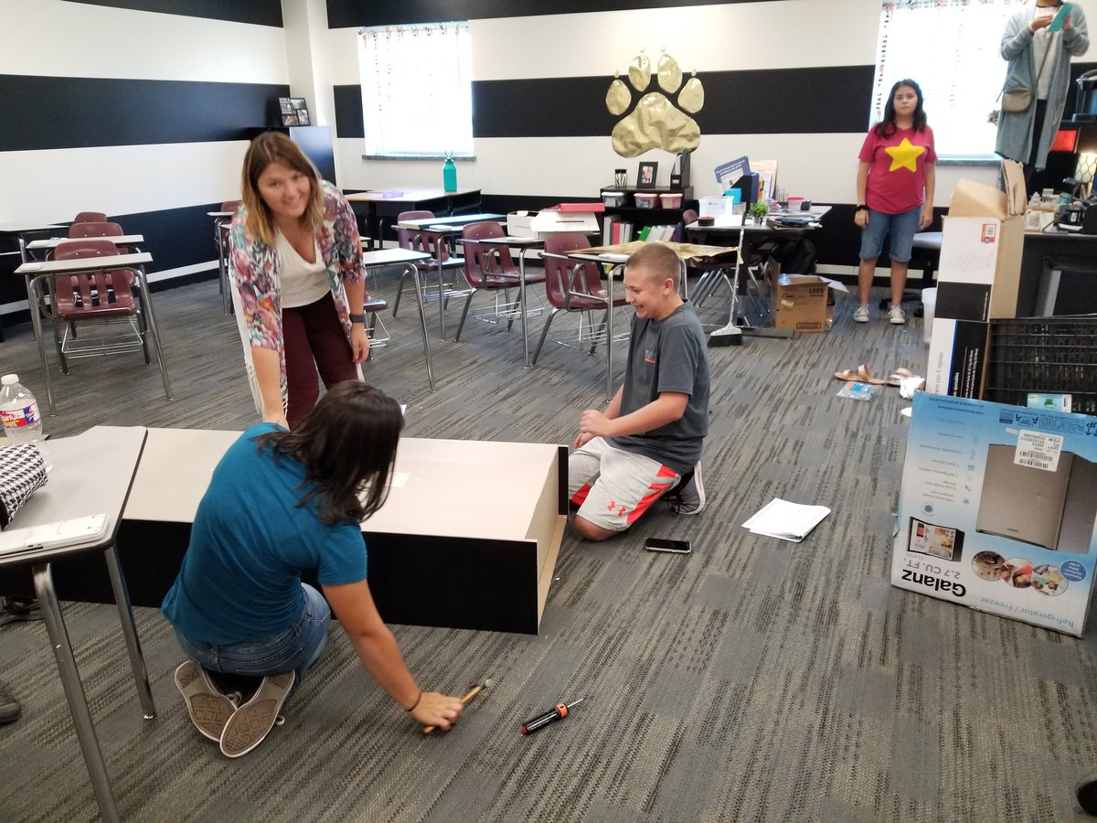 PHSSTUCCO's tweet photo. 8 hour shifts filled with endless butcher paper, paint, and posters defines STUCO's last day before school to a T. ππΏ
#teacherworkday
#TASCStuCo https://t.co/6vEITTSHkH