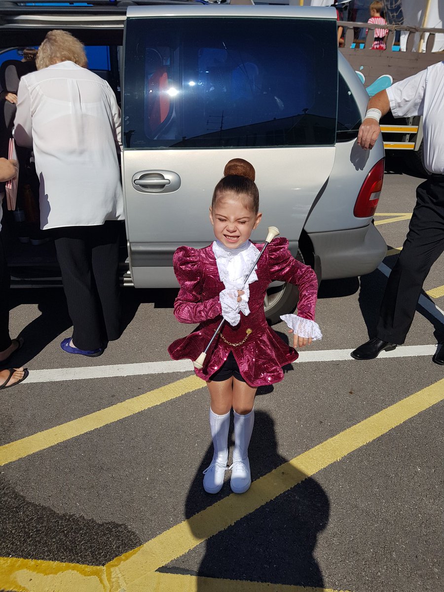 cheryllkb's tweet image. Excuse the face lol the sun was blinding her 🤣🤣 my girl looked super cute #WeymouthCarnival #wessexmajorettes #littlemajorette