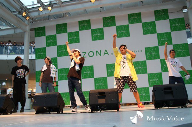 musicvoicejp's tweet photo. 湘南乃風SHOCK EYEの子息も注目、フィッシャーズがライブ開催
SHOCK EYE提供曲「ナナイロの糸」披露
#Fischers https://t.co/qwYowHEsre https://t.co/6TCwbuF36C