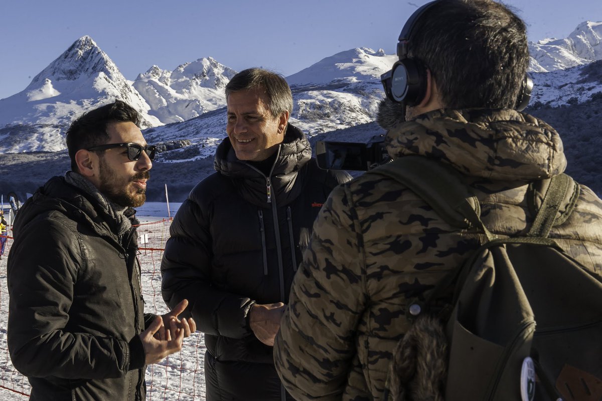 andyfls's tweet photo. 🇦🇷 Estuvimos grabando en Ushuaia un nuevo capítulo de #DomingoDeViaje que van a ver muy pronto 🖥️ Acá va un adelanto con algunas fotos ✈️ ¡Gracias @TurismoTDF por recibirnos y acompañarnos en la aventura! 📷 PH: Guada Ocampo y Martin Gunter https://t.co/GHhG4OLelg