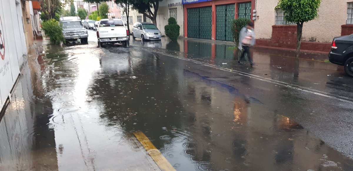 mjsalgador's tweet photo. @SacmexCDMX @gamadero Encharcamiento por coladera tapada norte 50 #5137 esquina angel albino corzo, La Joyita, gam, ayuda! https://t.co/7sEPypD7qr