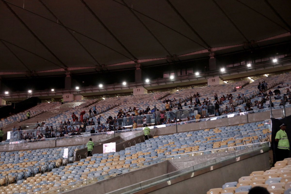 Torcida gremista começa a comparecer no Maracanã para a grande decisão!