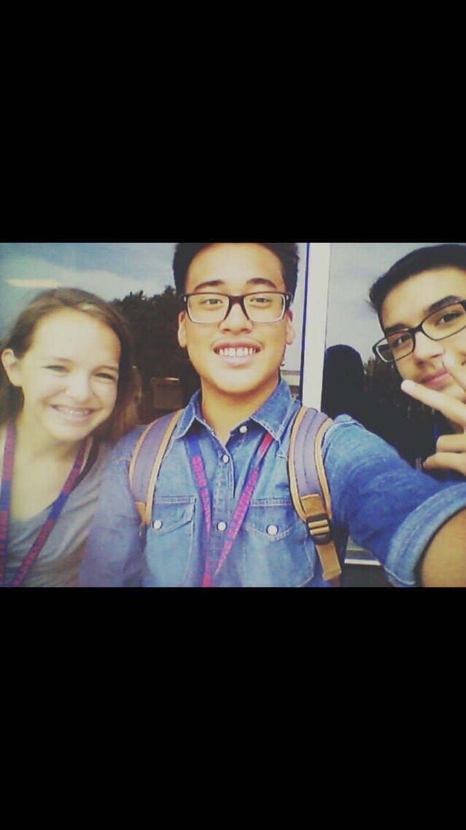 Brea_Knight_'s tweet photo. Last time recreating our first day of school picture. Finally seniors!!!!! #senioryear #ClassOf2019 https://t.co/G5ZdxdmhzH