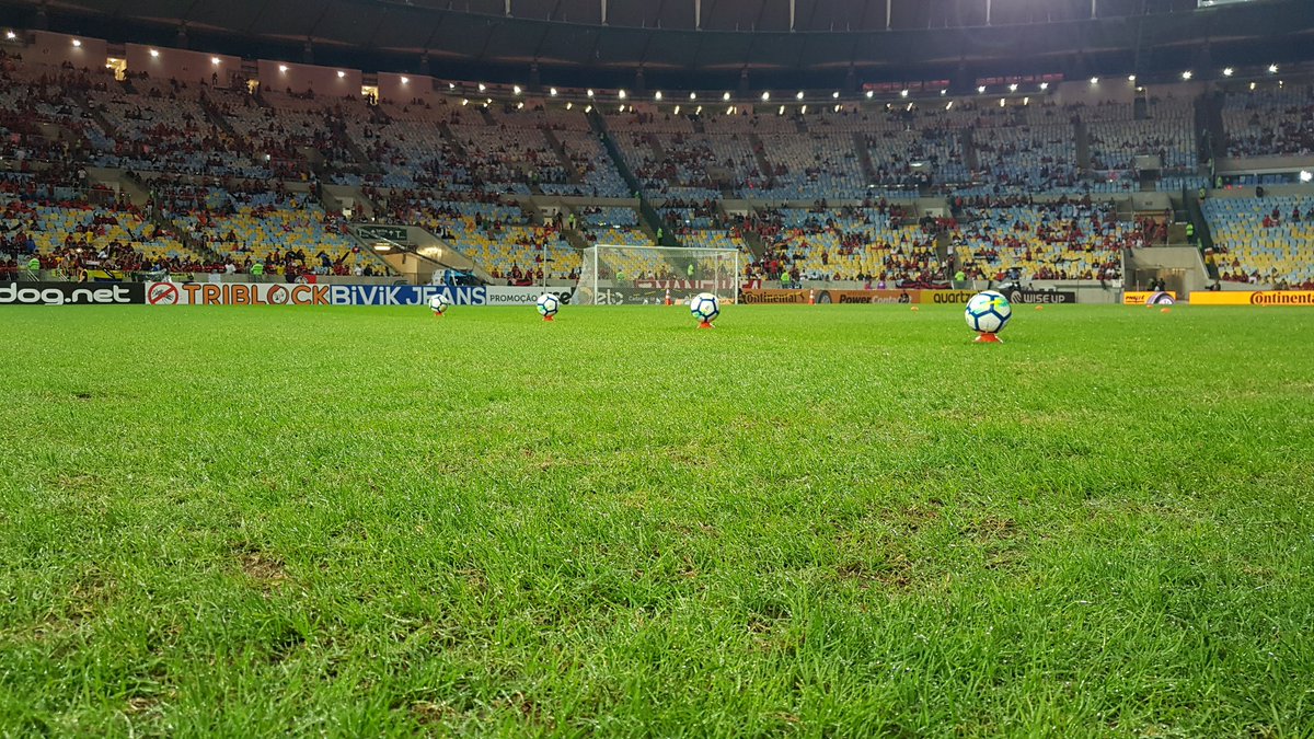 Gramado pronto para o aquecimento. Em instantes, o time pisará aqui para iniciar os trabalhos. #FLAxGRE #CRF