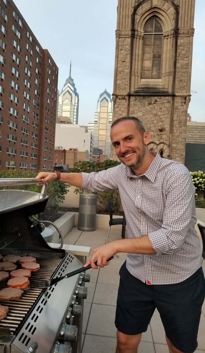 edwmoore's tweet photo. Classic #philly @robertjmoore rooftop grilling @tonylukejr #rounddog #hotdogs made right https://t.co/aLzIq7SiPl