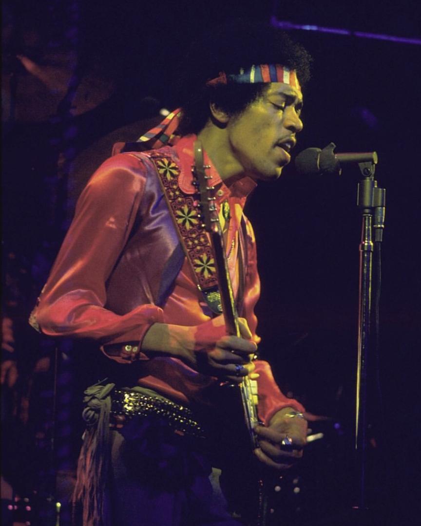 Fender's tweet photo. (1/2) For #FenderLefty Week we’re celebrating these amazing left-handed Fender artists @JimiHendrix, @courtneymelba, Dick Dale, @timtimebomb (@Rancid, 📷: Josh Giroux) https://t.co/LWPuED2bgU