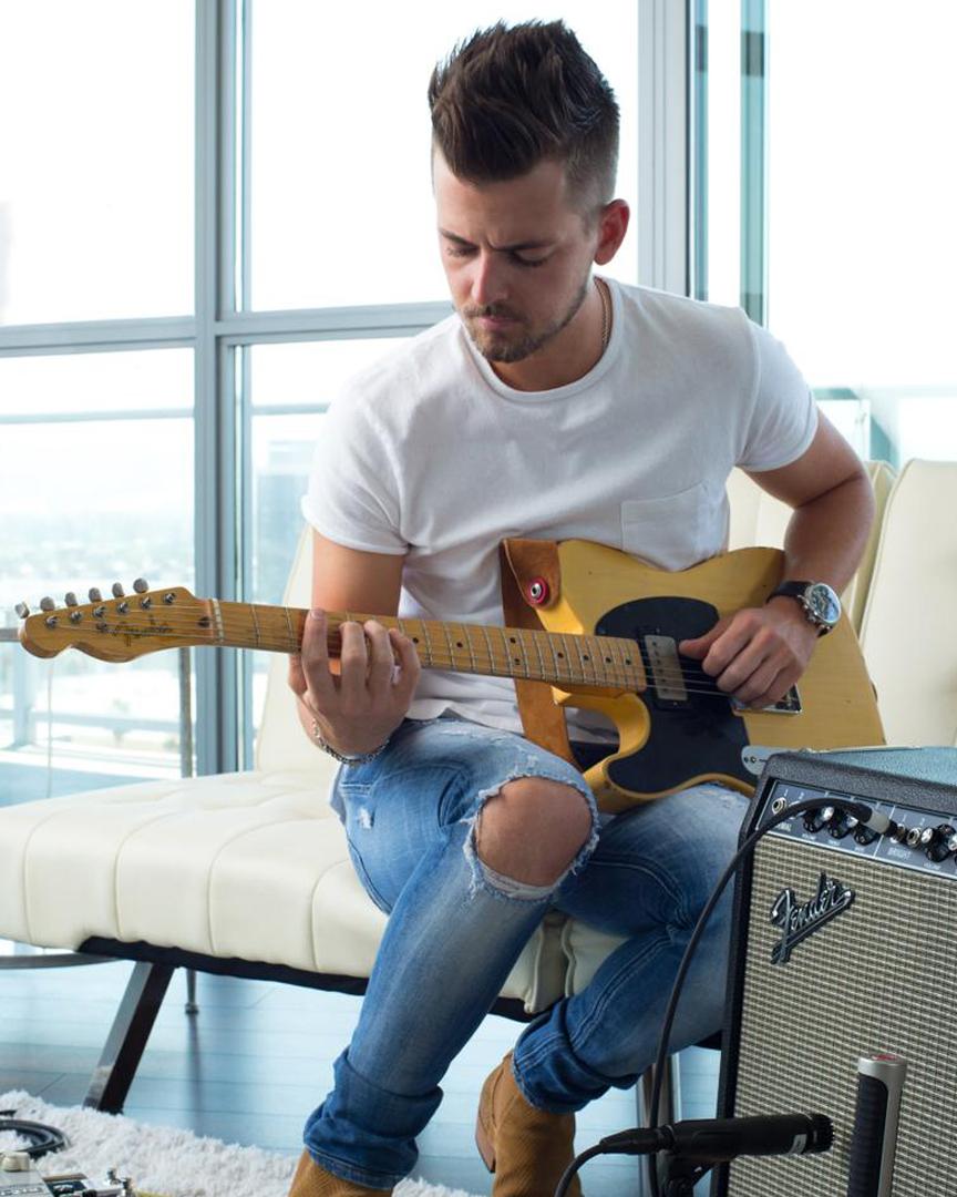 Fender's tweet photo. (2/2) For #FenderLefty Week we’re celebrating these amazing left-handed Fender artists @chasebryant, @MalinaMoye, @ianwfowles, and Christian Savill (@slowdiveband) https://t.co/wr4wehDxbr