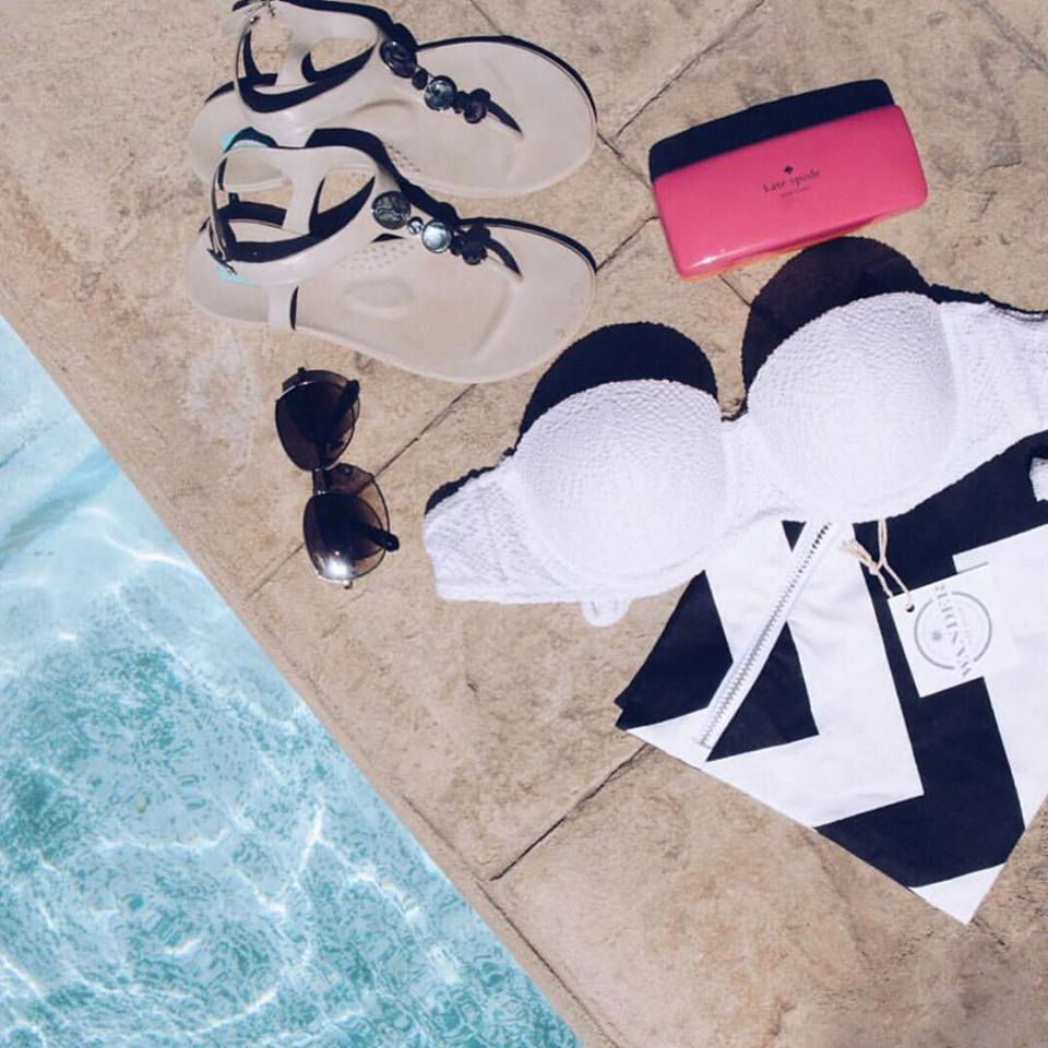 Um... What she said 🙈 'Don't lose at strip poker when you're at the pool. 👙' - @thevanillaplum 
#allin 👯‍♀️
 #sandiegofashion #wanderwetbags #sandiegotraveling #wisdomwednesday #humpdayhumor #travelaccessories #travelinstyle #bagaddict #travelpouch #wetbag #travelbags