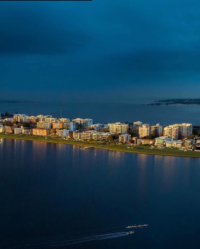 uwaboatclub's tweet photo. Another amazing aerial shot from @shotbylukewilliams - thank you! Looks like our Novice Rowers are about to get drenched π§
#uwabc #uwasport #rowingaustralia #rowingwa #rowinggoals #rowingislife #rowingrelated #perthisok https://t.co/WlQhZufzgd