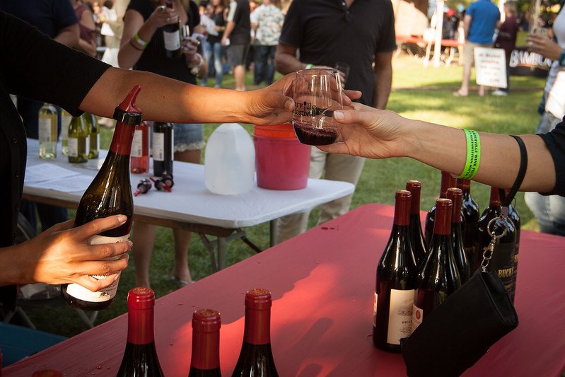 Like a heavy pour of wine after a busy day, @HelloCOUNTRY helps make the complicated…simpler. Check ‘em out: bit.ly/SimpleSips