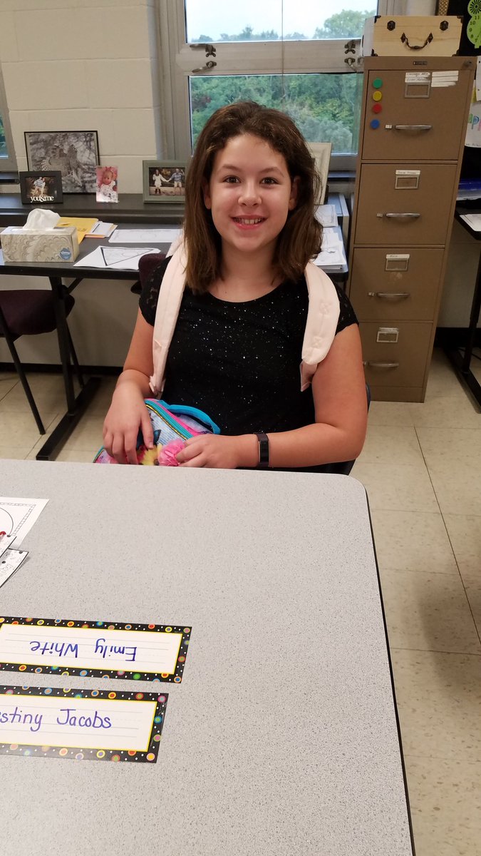 mrsjmhw's tweet photo. And just like that... we have a 2nd and 4th grader! #FirstDayofScool #TMGenius https://t.co/j0kUt8Pguo