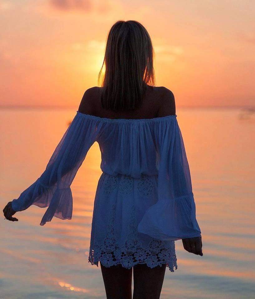 AnnaRDelorenzo's tweet photo. A volte serve proprio il mare..a piedi nudi sulla sabbia, lo sguardo verso l'infinito e il silenzio per sottofondo.

#TwittoDi mare🏊‍♂️😍😘

#16Agosto

#BuongiornoATutti 💋❤ https://t.co/pjZUqDZxMh