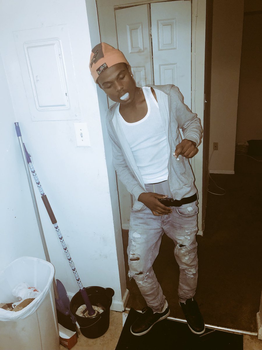PacFrmDaMob's tweet photo. Rockstar lifestyle might not make it 😎🤟🏾 #FreeDemFrontStBabys https://t.co/AHhLGIdWej