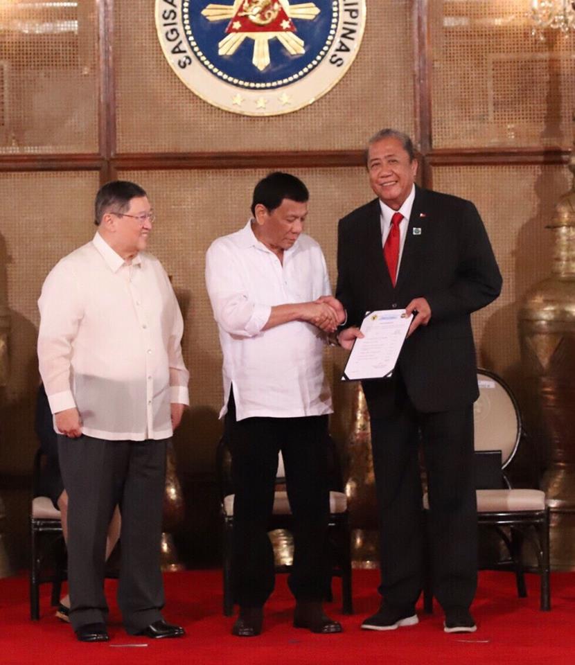DOTrPH's tweet photo. LOOK: PRRD congratulates DOTr Secretary Arthur Tugade as Chair of CAAP, PPA &amp; MIAA, who together declared dividends of P11.5Billion.

[📷 from DOF Secretary Sonny Dominguez]

#DOTrPH️ https://t.co/Q8stQuoOTq