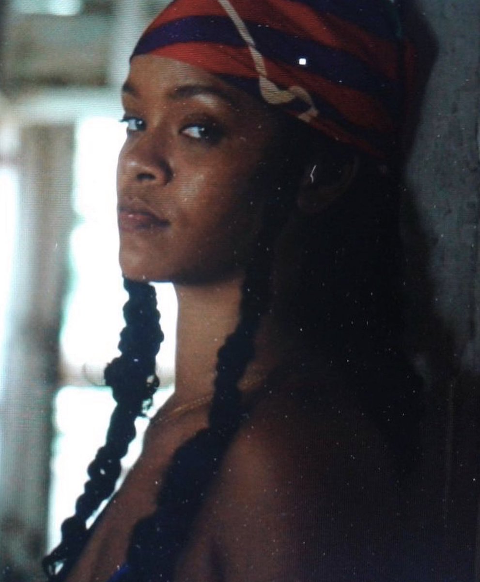 TeamOfRihanna's tweet photo. Rihanna in Cuba 🌴 https://t.co/jwMunK0Bhs