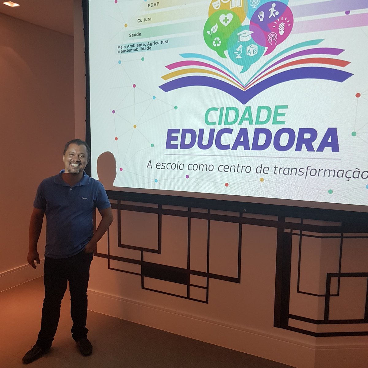 JMARCELOFSOUZA's tweet photo. A educação é um processo social, é desenvolvimento. Não é a preparação para a vida, é a própria vida. John Dewey
#educação #eleições2018 #CâmaraLegislativaDoDF #deputadodistrital #DF #nósacreditamos 
https://t.co/EAX4Hoogka https://t.co/zbokDiDFHh