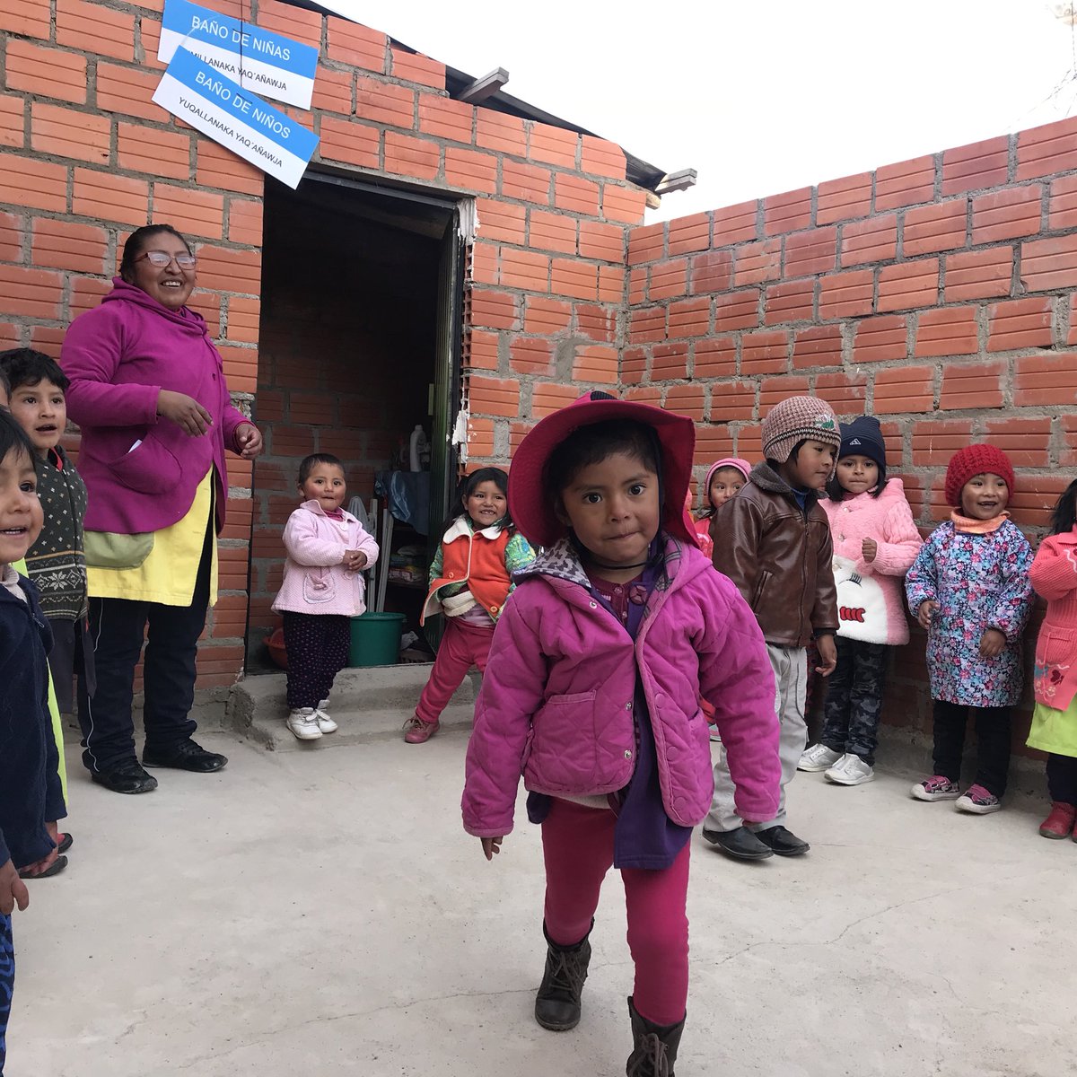 Die Kinder in diesem „child care-center“ verfügen dank der aktiven Unterstützung der Familien in der Community in 18. Distrikt von El Alto seit 2 Monaten über eine eigene Toilette.
#FieldTripStewo2018 
#washinschools
