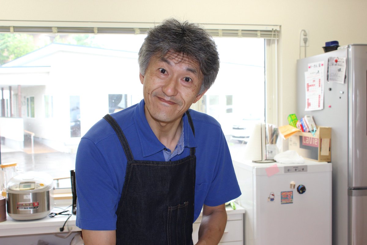 otagaisaron's tweet photo. 本日の高台レストラン＆ちょっとおかしな #子ども食堂 伊酒屋かっちゃんがスーパー料理人として登場。まさかのデザートを忘れて取りに戻るというハプニングあるも、ただいま、絶賛仕込み中。皆様のご来店をおまちしております。 #共生型デイサービス #おたがいサロン #室蘭 #北海道 https://t.co/FmV3T6KC5V