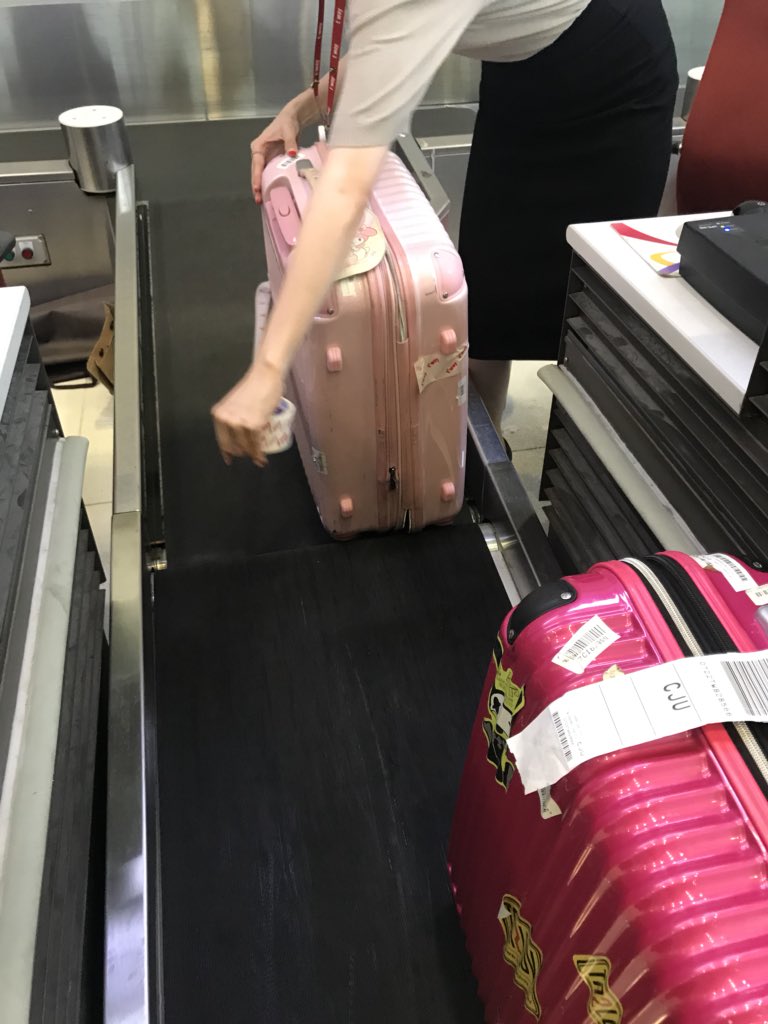 angexkki's tweet photo. 道をあるけば、あいてるでとおばちゃんに指摘され、ビビりながら手荷物預けたらガムテープ貼ってくれました。荷物少なくてよかった！中にチャックあってよかった！かえる！ https://t.co/d4JjJDrChV