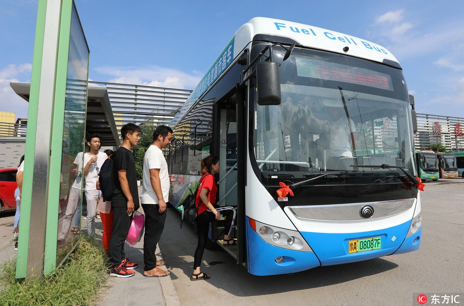 CGTNRadio's tweet image. Hydrogen fuel-cell buses have begun operation in Zhengzhou, Henan province. The engines emit water that is clean enough to drink, instead of carbon dioxide – a greenhouse gas. It takes 3 to 5 minutes to refuel each bus, and they can travel for about 500 kilometres on a full tank.