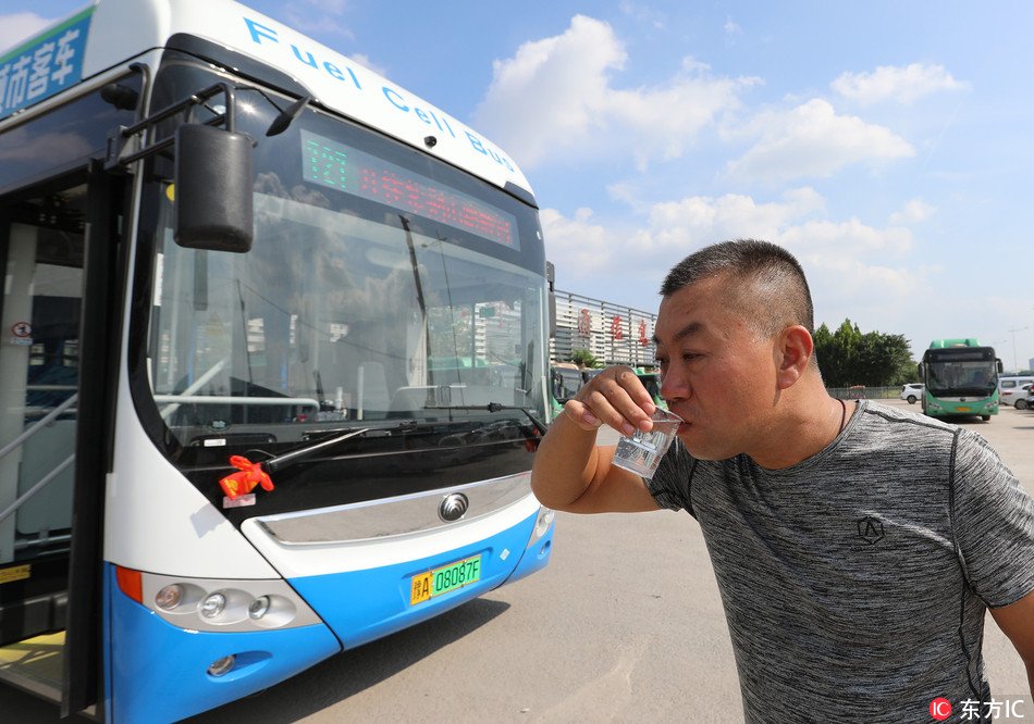 CGTNRadio's tweet image. Hydrogen fuel-cell buses have begun operation in Zhengzhou, Henan province. The engines emit water that is clean enough to drink, instead of carbon dioxide – a greenhouse gas. It takes 3 to 5 minutes to refuel each bus, and they can travel for about 500 kilometres on a full tank.
