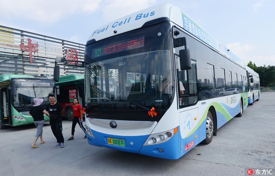 CGTNRadio's tweet image. Hydrogen fuel-cell buses have begun operation in Zhengzhou, Henan province. The engines emit water that is clean enough to drink, instead of carbon dioxide – a greenhouse gas. It takes 3 to 5 minutes to refuel each bus, and they can travel for about 500 kilometres on a full tank.
