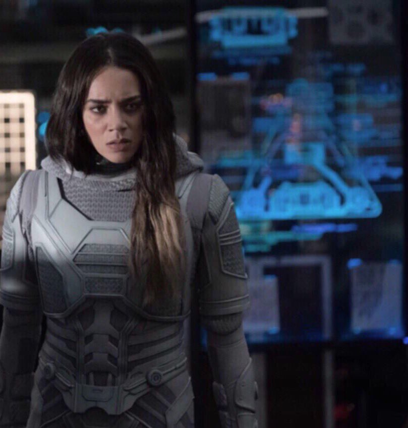 thorsmjolnjr's tweet image. a concept: girlfriends ava and valkyrie holding hands while watching the avengers come up with another dumb plan to defeat thanos