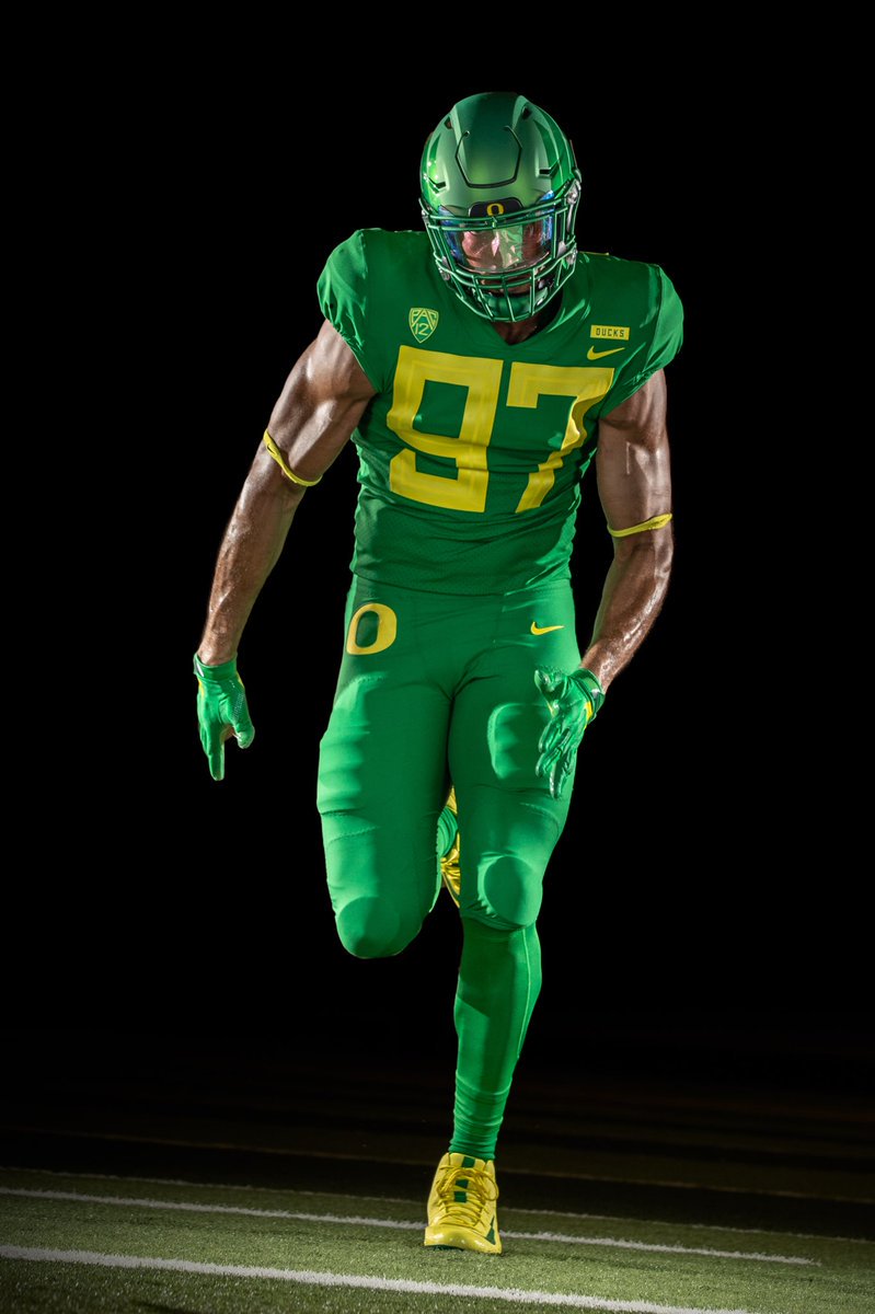 BR_CFB's tweet image. Oregon showing off the new threads 😳

(via @GoDucks)