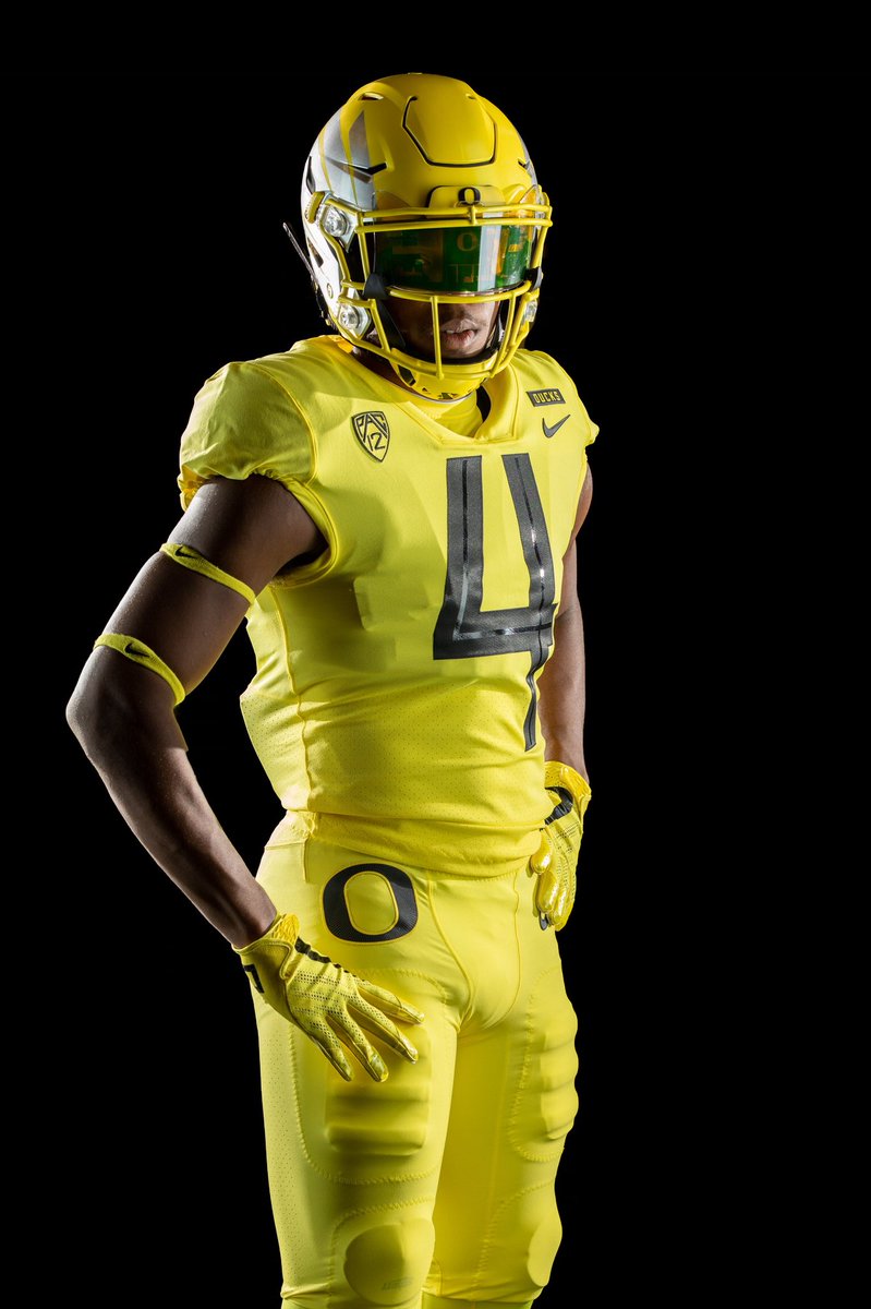 BR_CFB's tweet image. Oregon showing off the new threads 😳

(via @GoDucks)