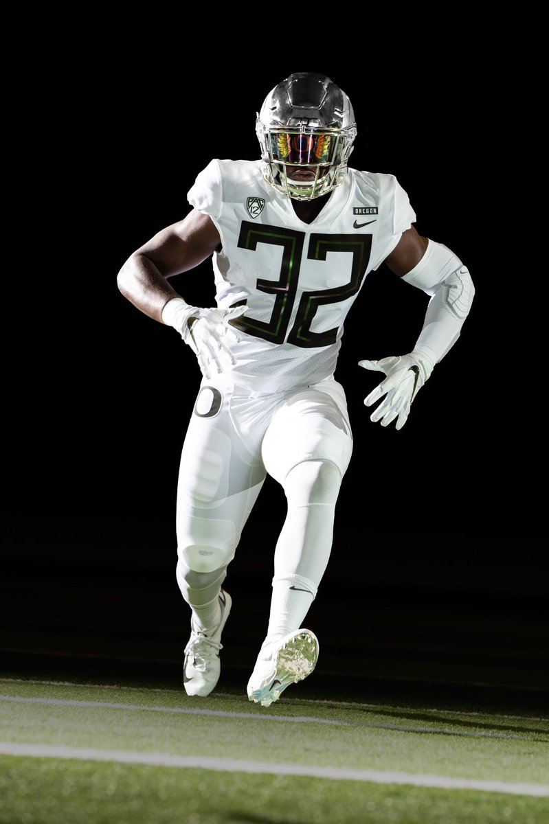 BR_CFB's tweet image. Oregon showing off the new threads 😳

(via @GoDucks)
