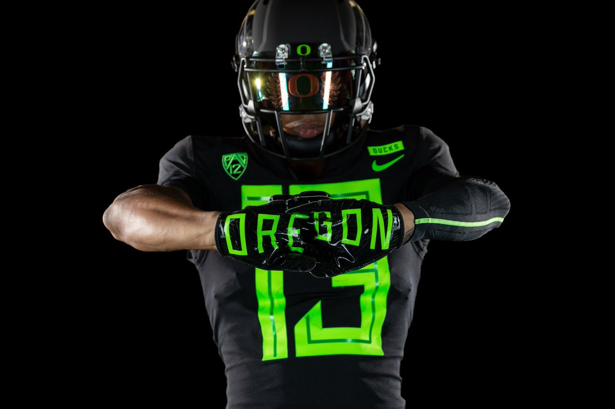 BR_CFB's tweet image. Oregon showing off the new threads 😳

(via @GoDucks)