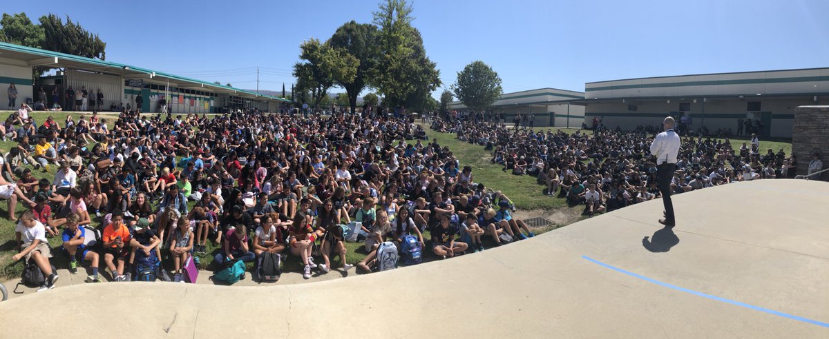sinaloasabers's tweet photo. Spirit assembly to end the first day! Congrats to the Teal and Black Teams, who are currently tied for first place ๐ #simischoolsfirstday2018 #sms1819 #sinaloasabers #saberpride #wevegotspirit #colorteamcompetition https://t.co/Foslryfwgj