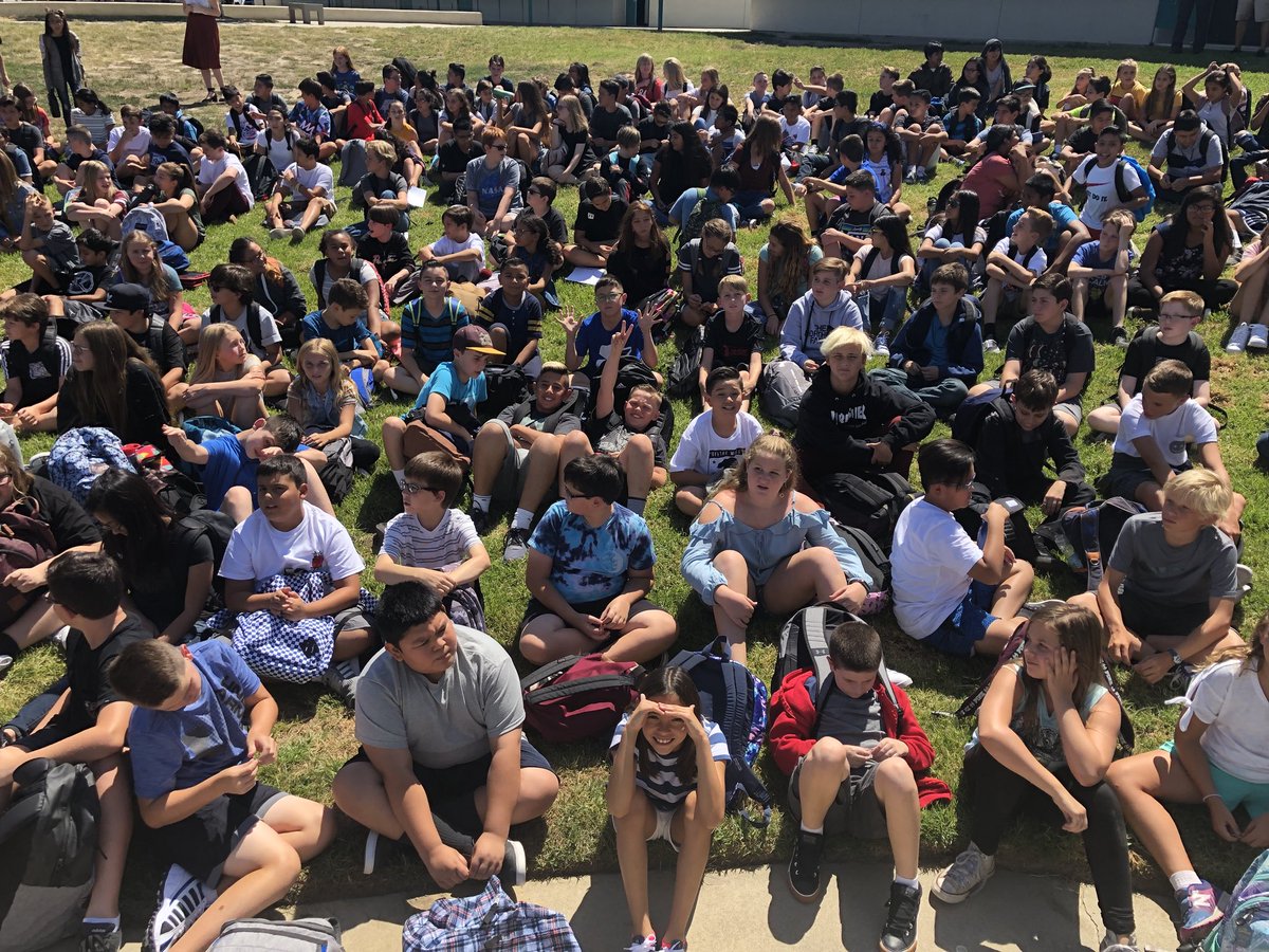 sinaloasabers's tweet photo. Spirit assembly to end the first day! Congrats to the Teal and Black Teams, who are currently tied for first place ๐ #simischoolsfirstday2018 #sms1819 #sinaloasabers #saberpride #wevegotspirit #colorteamcompetition https://t.co/Foslryfwgj