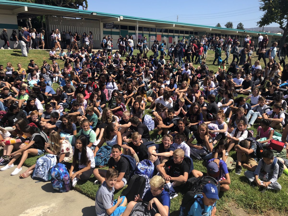 sinaloasabers's tweet photo. Spirit assembly to end the first day! Congrats to the Teal and Black Teams, who are currently tied for first place ๐ #simischoolsfirstday2018 #sms1819 #sinaloasabers #saberpride #wevegotspirit #colorteamcompetition https://t.co/Foslryfwgj
