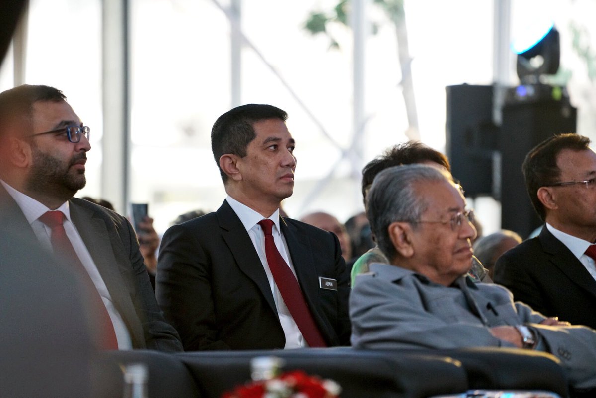 AzminAli's tweet photo. Menghadiri Majlis Perasmian Cardiac Vascular Sentral Kuala Lumpur (CVSKL) yang dirasmikan oleh Perdana Menteri, Tun Dr Mahathir Mohamad. CVSKL merupakan hospital swasta pertama di Malaysia yang menawarkan perkhidmatan khusus bagi rawatan Cardiac Vascular. https://t.co/cwdEPIhv7Z