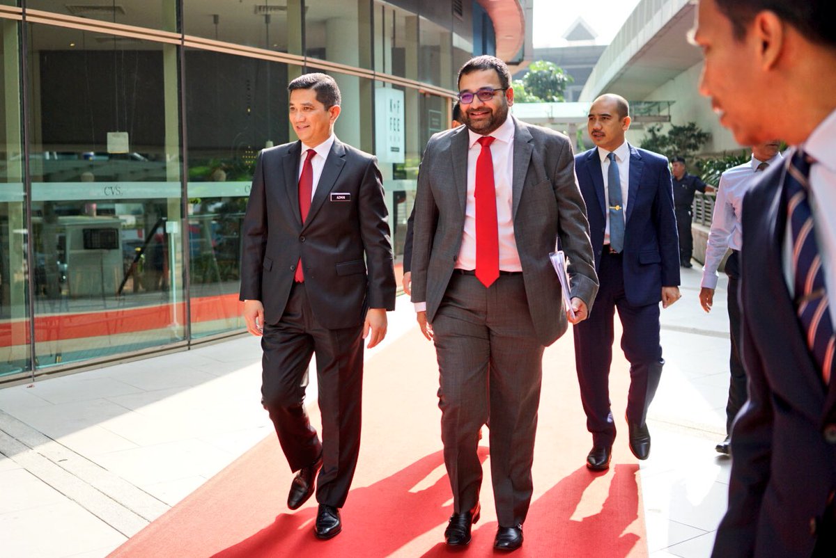 AzminAli's tweet photo. Menghadiri Majlis Perasmian Cardiac Vascular Sentral Kuala Lumpur (CVSKL) yang dirasmikan oleh Perdana Menteri, Tun Dr Mahathir Mohamad. CVSKL merupakan hospital swasta pertama di Malaysia yang menawarkan perkhidmatan khusus bagi rawatan Cardiac Vascular. https://t.co/cwdEPIhv7Z