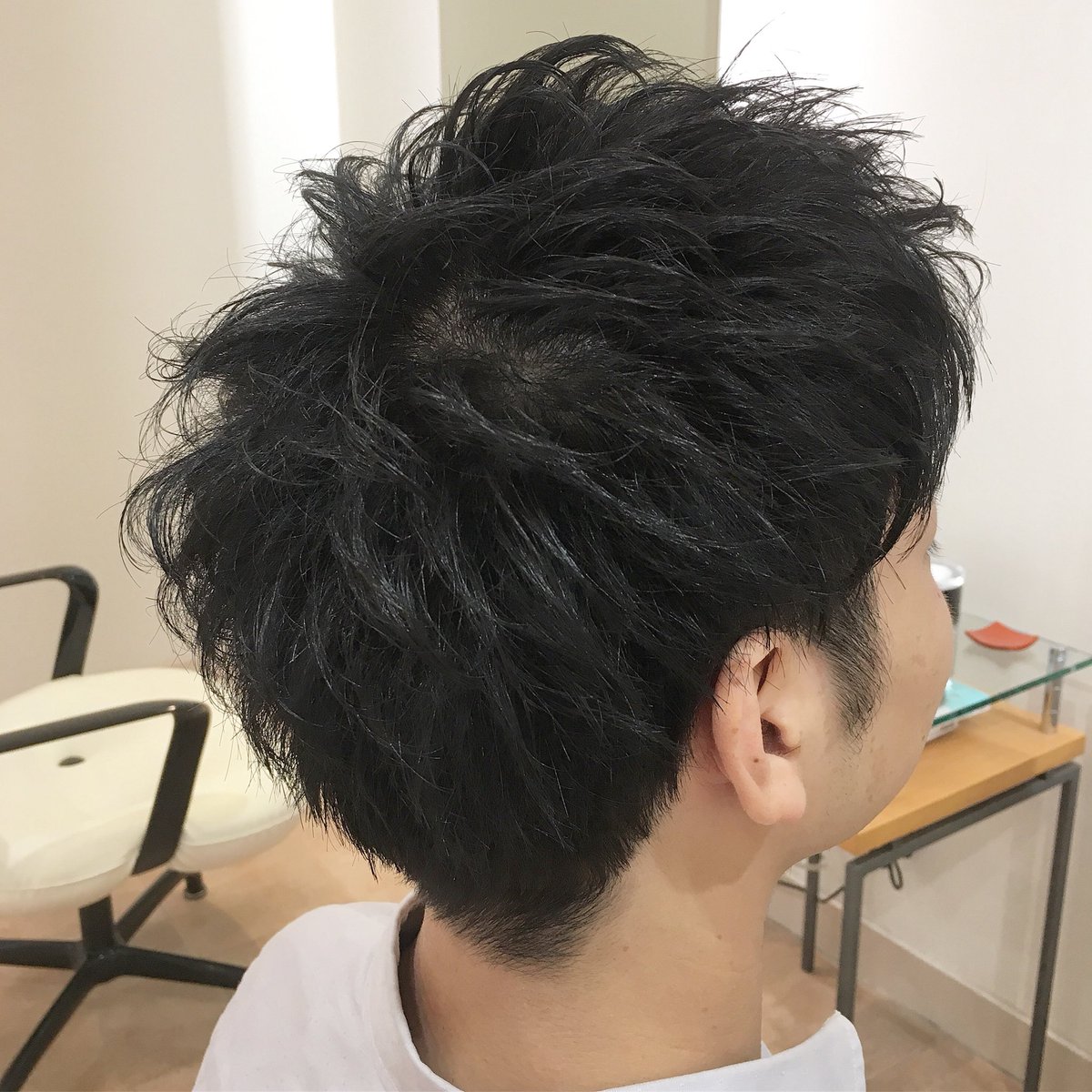 平本詠一 ヒラモトエイイチ シルバー マット ブルーを混ぜたカラーで染めた束感ツーブロアップバング 暗髪でもツヤ感透け感出まくり もちろん アイロン使わず束感も出ます 原宿 Fabris ファブリス 明治神宮前駅 表参道 美容院 美容師 平本詠一