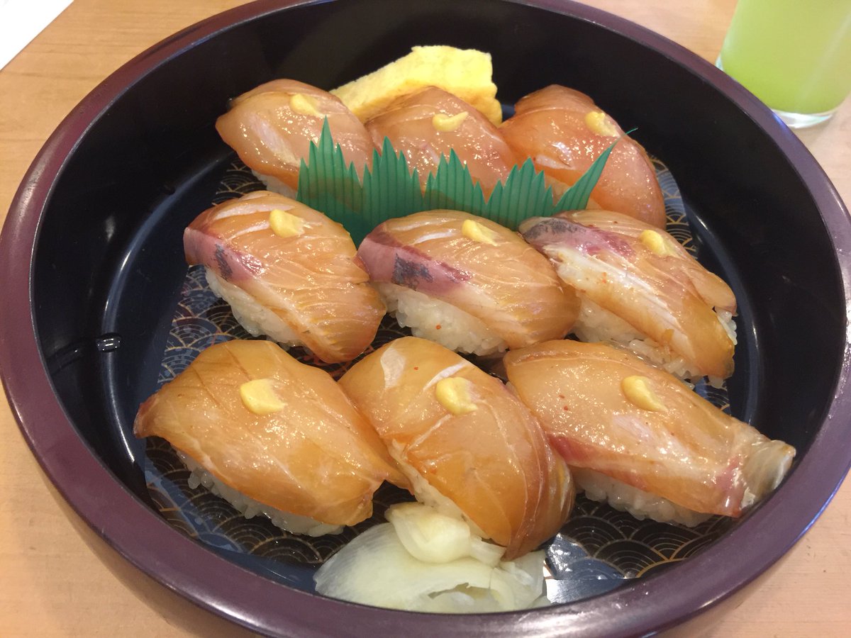 ちゅうぞう 板橋tuber En Twitter 編集長の夏休み 新島で唯一のお寿司屋さん 栄寿司 の名物 島寿司 上からメダイ カンパチ 真鯛 味が付いてるからそのまま食べる 刺身の上にはワサビではなくからしが乗ってます うまいっ
