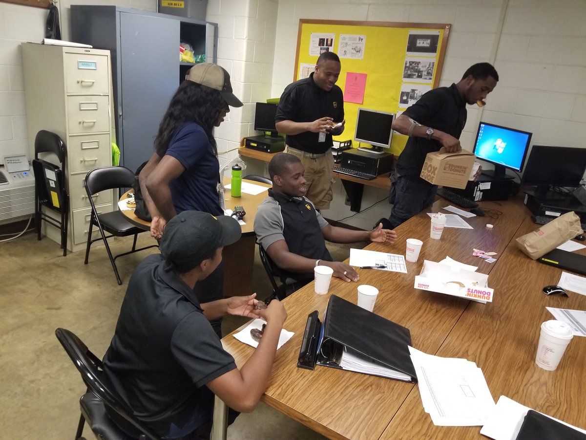 Thanks team @SarahThomasUPS <a href="/WakeelMorton1/">Wakeel Morton</a> @1NaKinard <a href="/MarvelLiberus/">ML</a> for your service numbers last week 1/7000 misload frequency... Free donuts! #PDWallRunsOnDunkin #Teamphlsnaps #TogetherWeAreUPS <a href="/ChesapeakUPSers/">Chesapeake UPSers</a> <a href="/JohnEitel2/">John Eitel</a> <a href="/UPSTrayceParker/">Trayce Parker</a> <a href="/LaurenCarroll44/">Lauren Carroll</a>