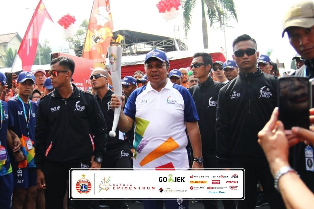 Persija_Jkt's tweet photo. Direktur Utama Persija, Gede Widiade dan Presiden klub Persija Ferry Paulus menerima torch relay #AsianGames2018 di kawasan Jakarta Pusat. Mereka jadi dua pelari awal dari perjalanan hingga finish ke Monas di kirab obor ini.
__
#PersijaJakarta #PersijaSelamanya #TorchRelay2018 https://t.co/dmNa1HrpSW