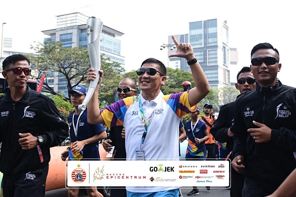 Direktur Utama Persija, Gede Widiade dan Presiden klub Persija Ferry Paulus menerima torch relay #AsianGames2018 di kawasan Jakarta Pusat. Mereka jadi dua pelari awal dari perjalanan hingga finish ke Monas di kirab obor ini.
__
#PersijaJakarta #PersijaSelamanya #TorchRelay2018