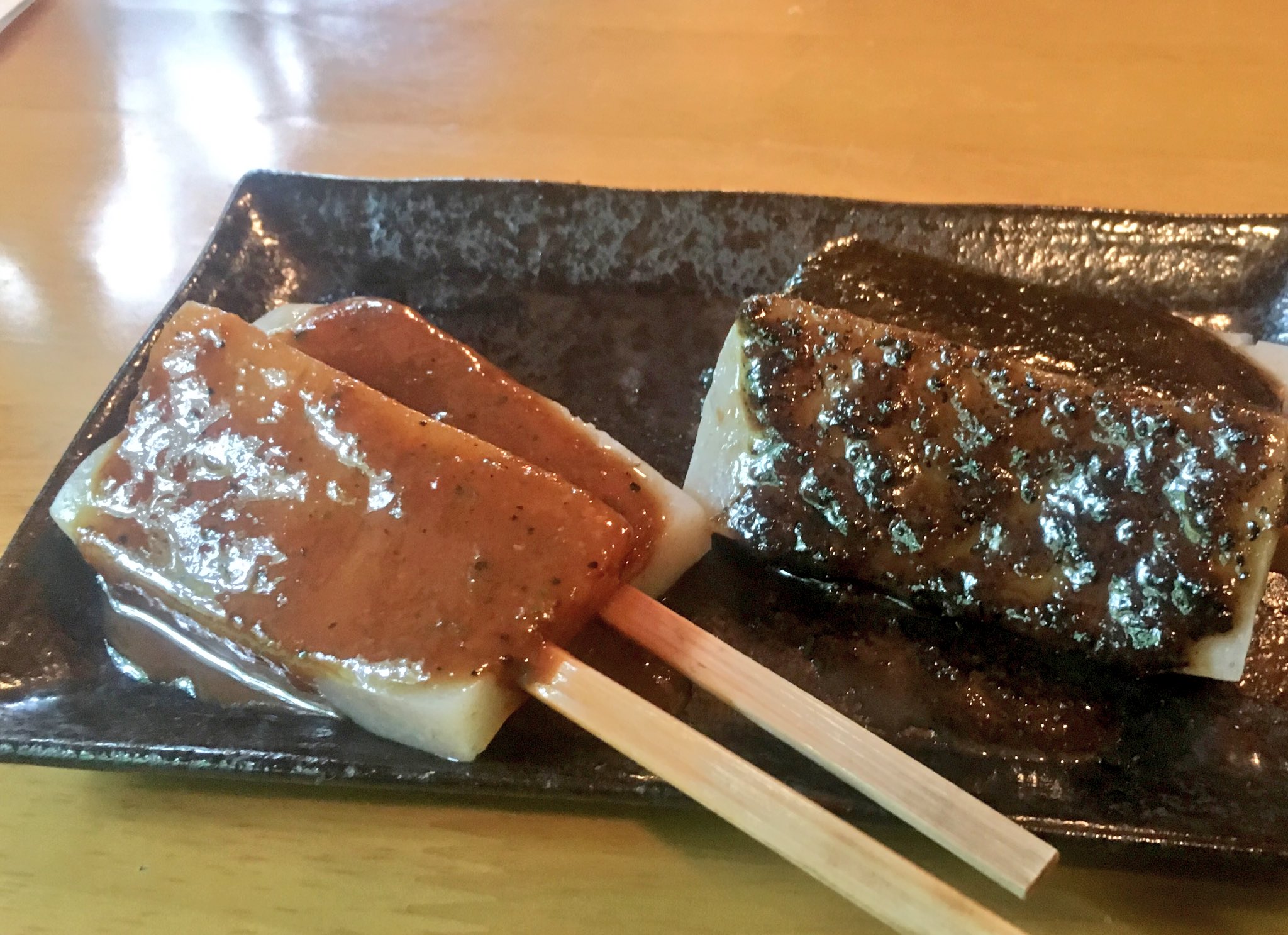 ハードパンチャーしんのすけ 石段街を上りきり 伊香保神社を抜けてさらに奥に進む 伊香保温泉 の湯元 河鹿橋の手前にある 湯元茶屋 さんのこんにゃくおでん ごまみそとさんしょうみその２種類で 特にさんしょうみそはピリリとしていて美味しい 湯元