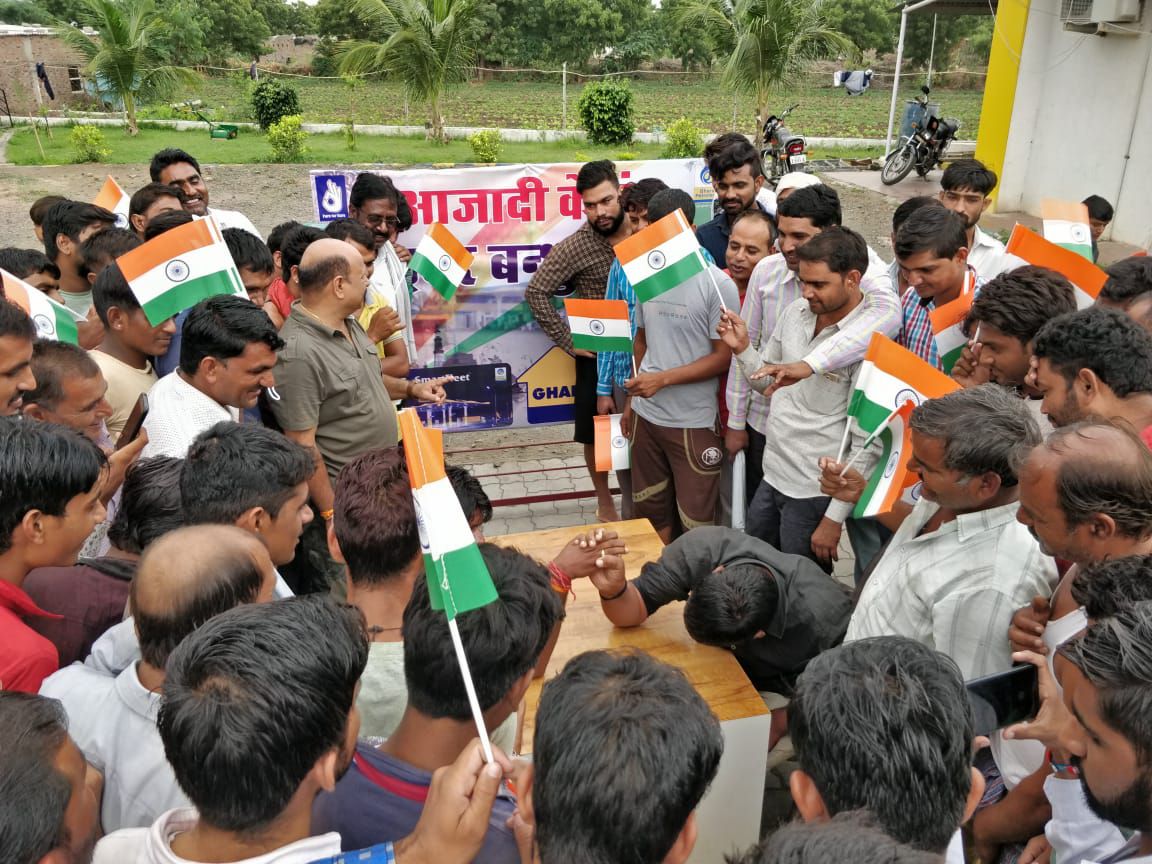 BPCL_SmartFleet's tweet photo. 'Azadi ke rang ,driver bandhuonke sang' on NH8, https://t.co/IFHfYaQZsZ